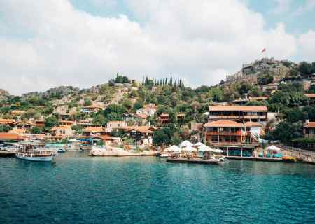 Antalya'nın güzel sahil kasabası Tekirova, mavi bayraklı plajları ve çevresindeki doğal parkları ile ünlüdür. Karavanınızı burada park ederek